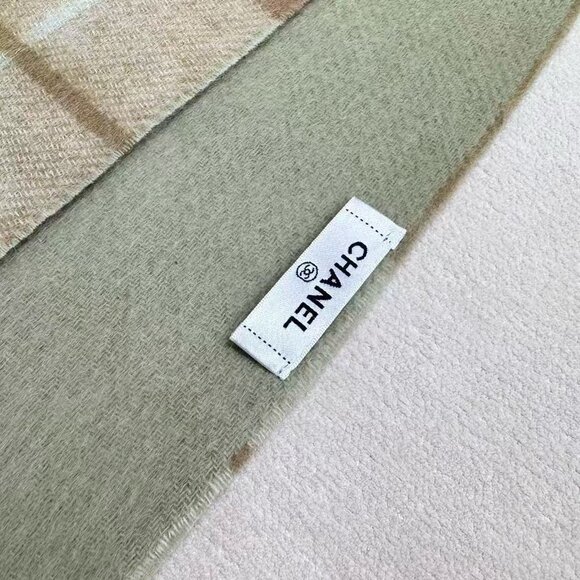 Fashionable Reversible Blanket Scarf - Picture 6 of 6